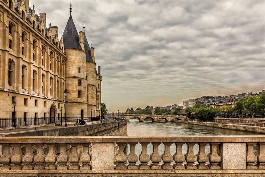 Notre-Dame Cathedral Private tour - Where You Start: Statue de Charlemagne et ses leudes