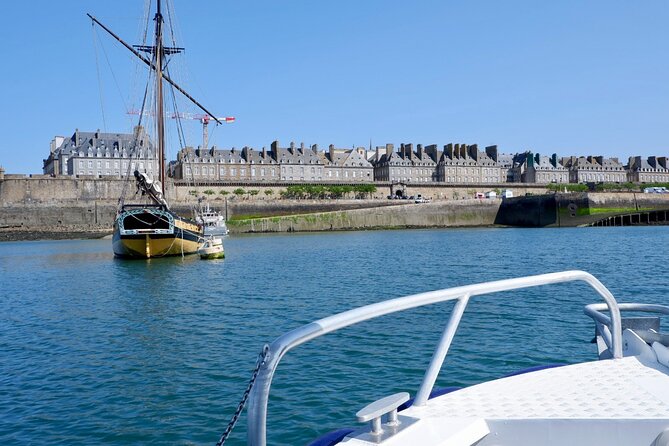 One hour boat trip with a local (Commented FR & EN) - Meet at Marin Malouin and Get On a Boat That Feels Comfortable