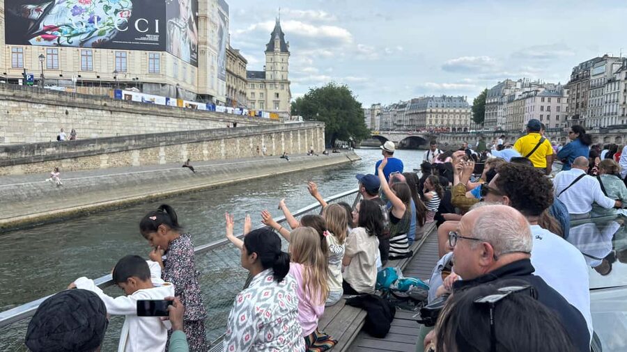 Paris: 1-Hour Sightseeing Cruise and 3-Course Bistro Dinner - Spotting the Stops: What to Notice at Each Landmark