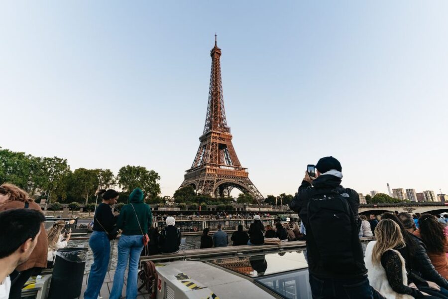 Paris: 1-Hour Sightseeing Cruise and 3-Course Bistro Dinner - Commentary Through Your Phone: 11 Languages, One Practical Tip