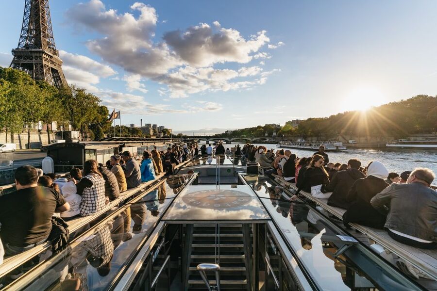 Paris: 1-Hour Sightseeing Cruise and 3-Course Bistro Dinner - Choosing Your Order: Cruise First for Sparkle, Dinner First for Ease