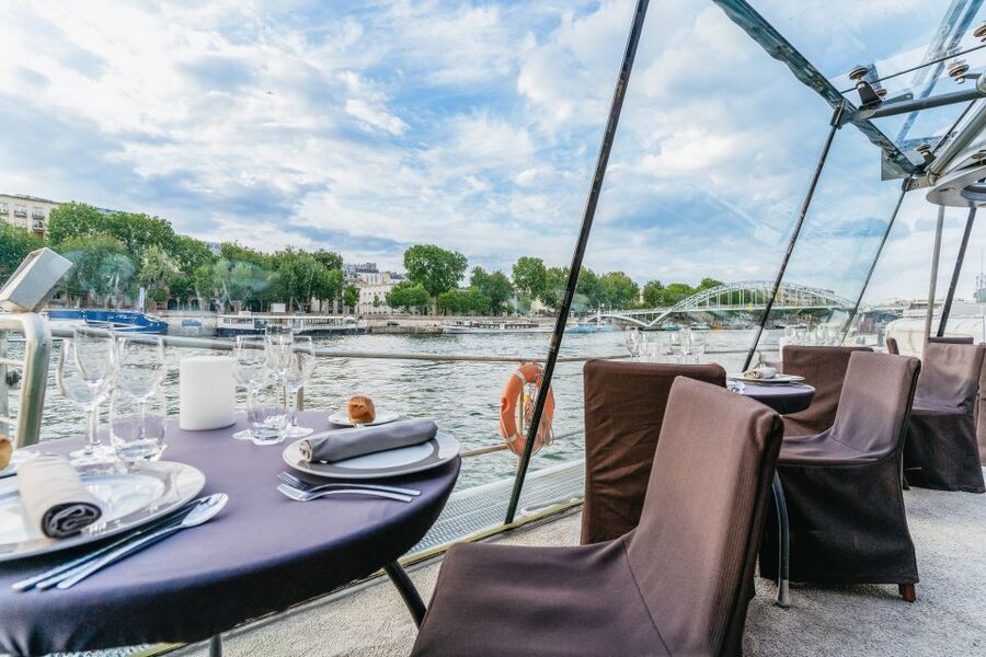 Paris: 3-Course-Dinner Cruise on the Seine with live music - Why This Seine Dinner Cruise Feels Worth It at Night