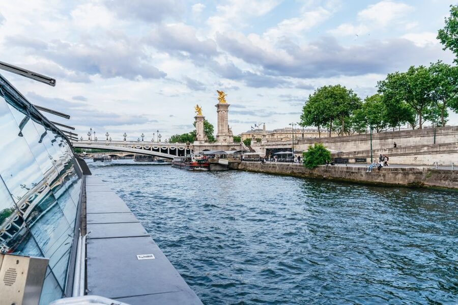 Paris: 3-Course-Dinner Cruise on the Seine with live music - Live Music That Keeps Dinner From Feeling Like a Lecture