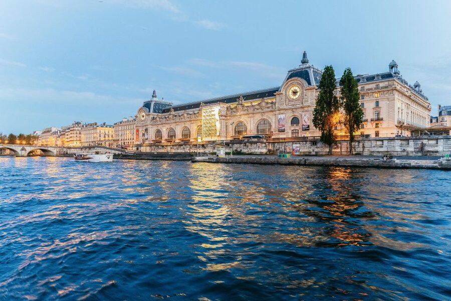 Paris: 3-Course-Dinner Cruise on the Seine with live music - Choosing Premier vs Privileged vs Other Service Levels