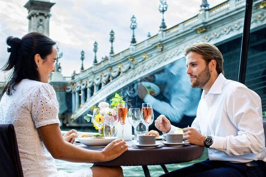 Paris: 3-Course-Dinner Cruise with Wine on the Seine River - Île de la Cité and Notre-Dame: The Illuminated Moment That Hits