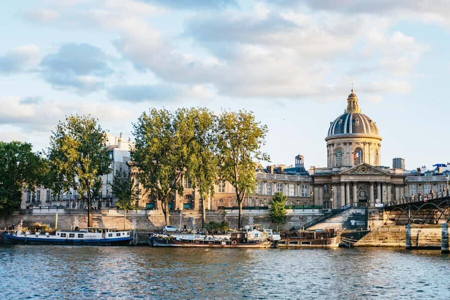 Paris : 3-Course Gourmet Dinner Cruise on Seine River - The Seine Route: Notre Dame, Louvre Area, Pont Neuf, and the Eiffel Tower