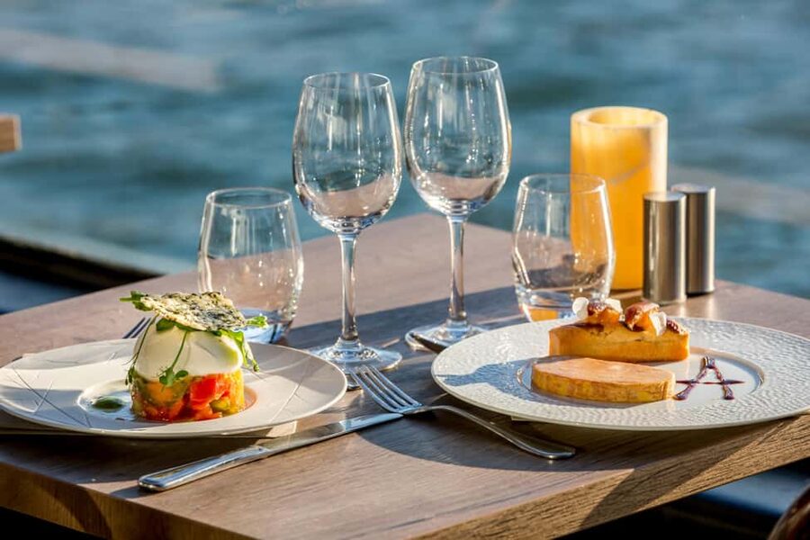 Paris: 3-Course Lunch Cruise on the River Seine - The sights along the route: from Musée d’Orsay to Pont Neuf
