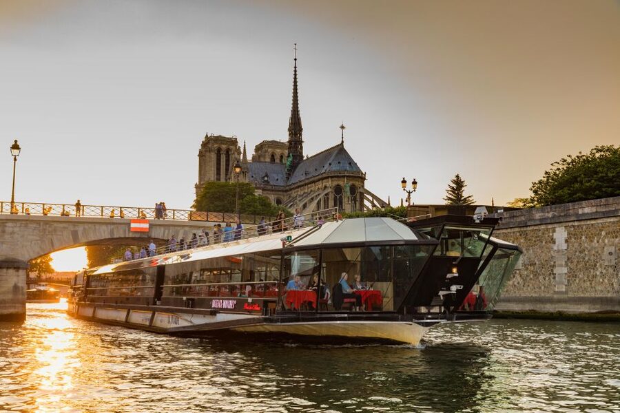 Paris: 4-Course Dinner Cruise on Seine River with Live Music - Key things to know before you go