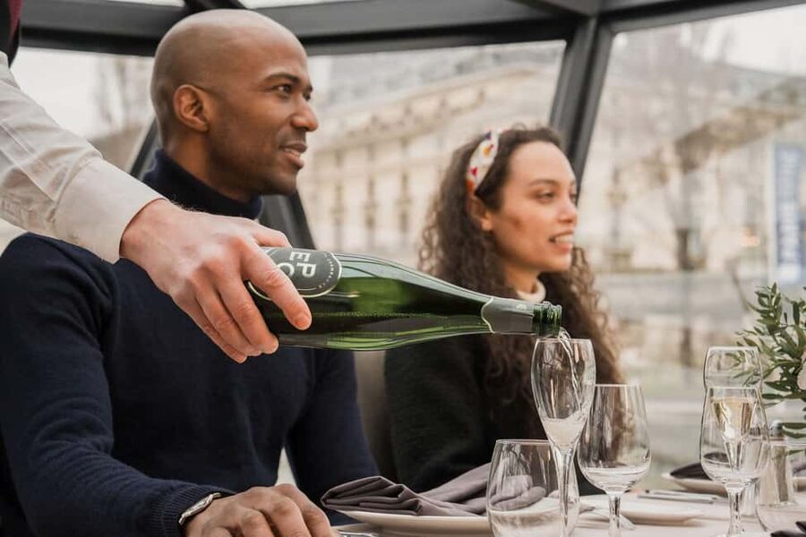 Paris: 4-Course Dinner Cruise on Seine River with Live Music - Photographer on board: good souvenirs, extra cost
