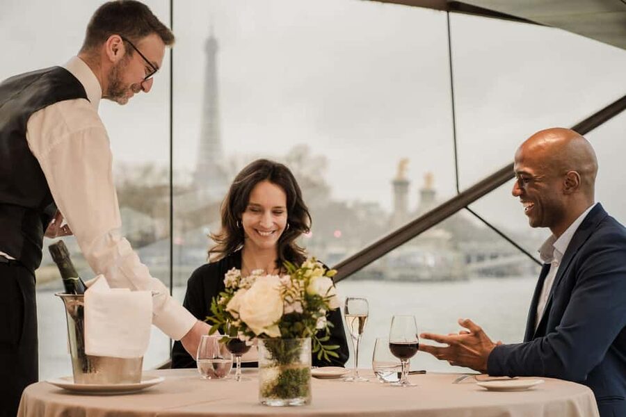 Paris: 4-Course Dinner Cruise on Seine River with Live Music - Seine at night, with the meal built in