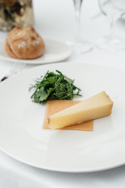 Paris: 4-Course Dinner Cruise on Seine River with Live Music - Window-side seating: the difference between good and great