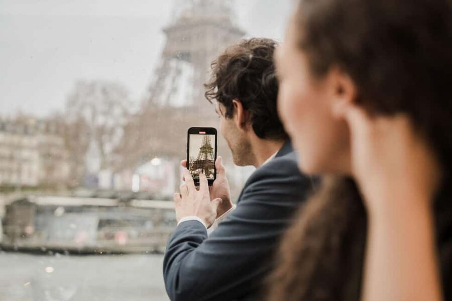Paris: 4-Course Dinner Cruise on Seine River with Live Music - Île Saint-Louis and the Notre-Dame zone: classic Paris from the water