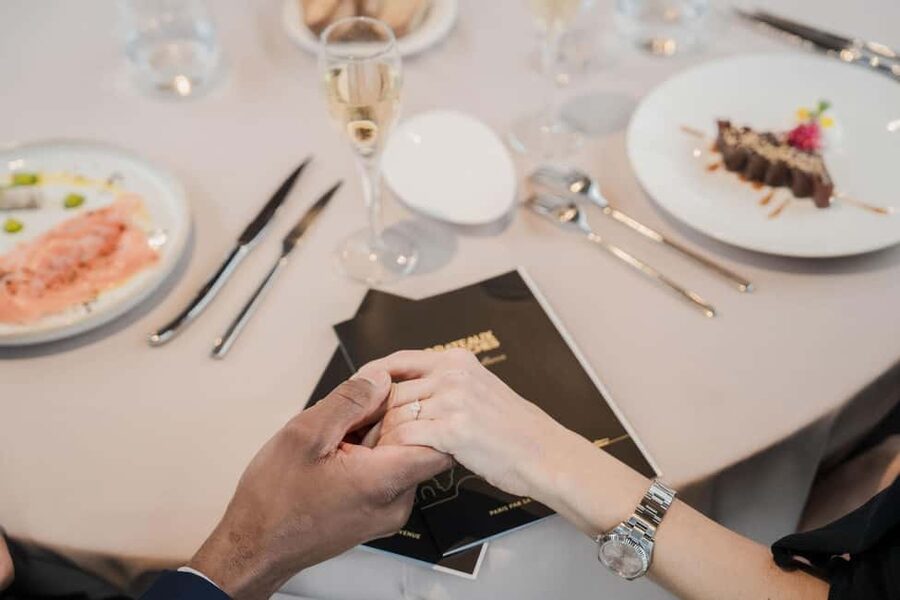 Paris: 4-Course Dinner Cruise on Seine River with Live Music - Food and drinks: French comfort with a set course order