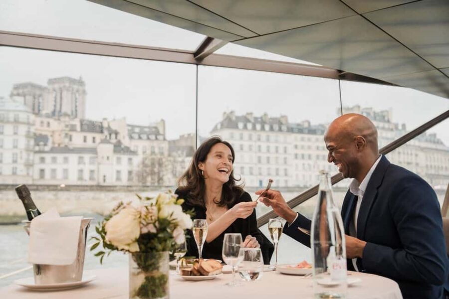 Paris: 4-Course Dinner Cruise on Seine River with Live Music - Live piano and violin: the atmosphere you actually want