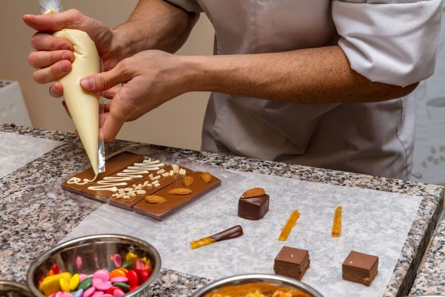 Paris: 45-minute Chocolate Making Workshop at Choco-Story - The 45-minute chocolate bar workshop: what you actually make