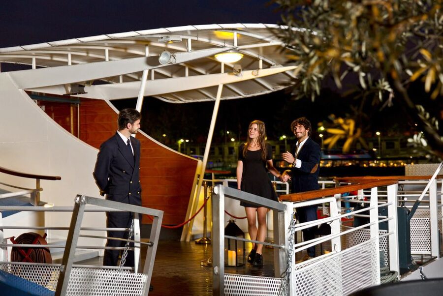 Paris: Bastille Day Dinner Cruise on the Seine River - Why a Seine dinner cruise beats a normal restaurant plan