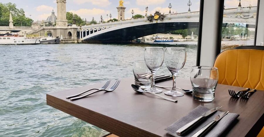 Paris : Bistronomic early dinner cruise - Why an early dinner cruise feels smarter in Paris