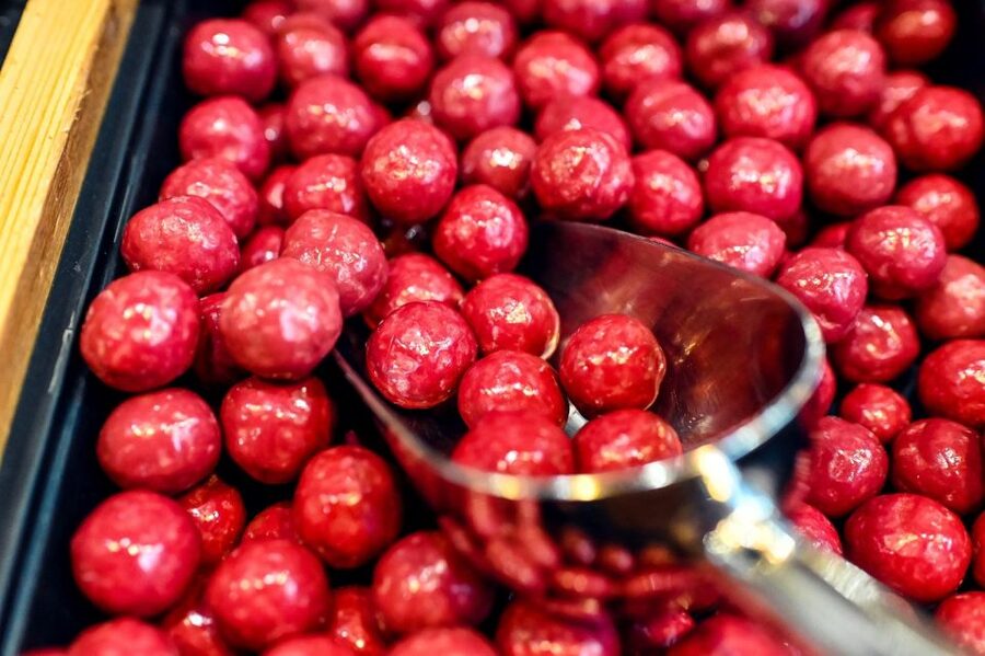 Paris: Chocolate and Pastry Tour with Tastings - Stop 3: Crêpe Like A Local Street Food Classic