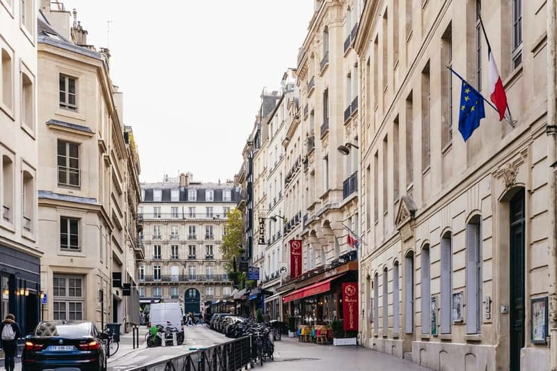 Paris: Chocolate & Patisserie Walking Tour with Tastings - The guide is the secret ingredient: names, stories, and chef context