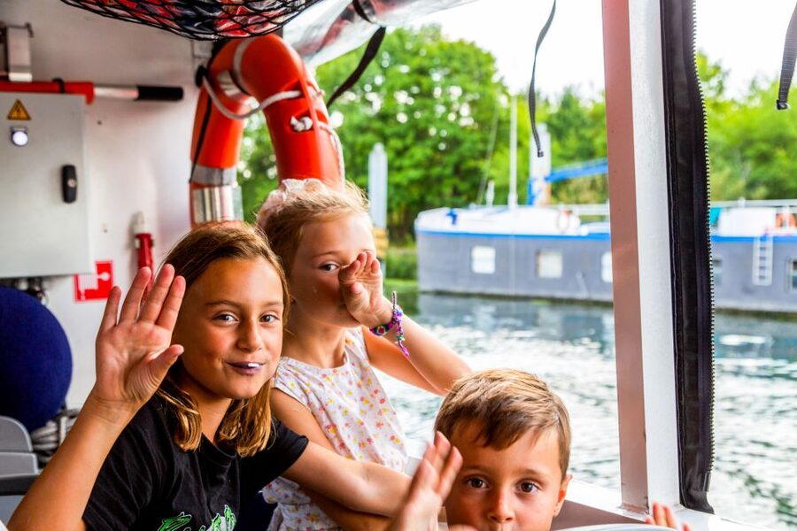 Paris: City and River Seine Tour on an Amphibious Bus - The royal route to Versailles, plus a Louis XIV family island splash