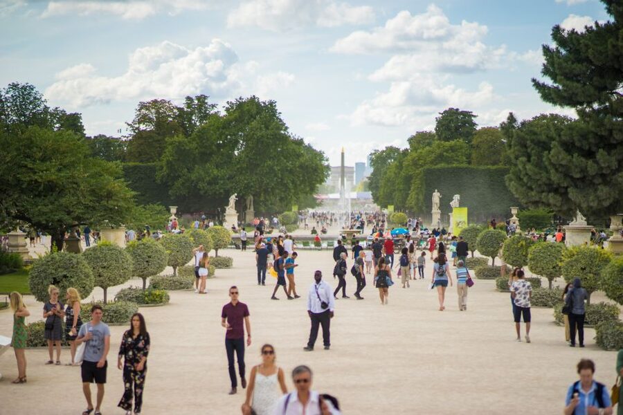 Paris: City Center Group Tour in German - Louvre Museum area: seeing the pyramid with historical context