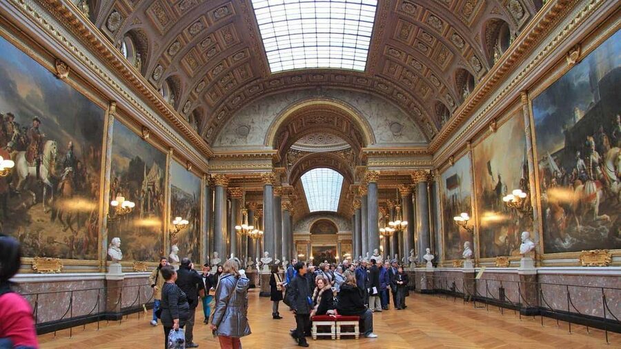 Paris: City Pass – Eiffel, Louvre & 27+ Must-See Sights - Sainte-Chapelle and the Conciergerie, One Neighborhood, Two Different Moods