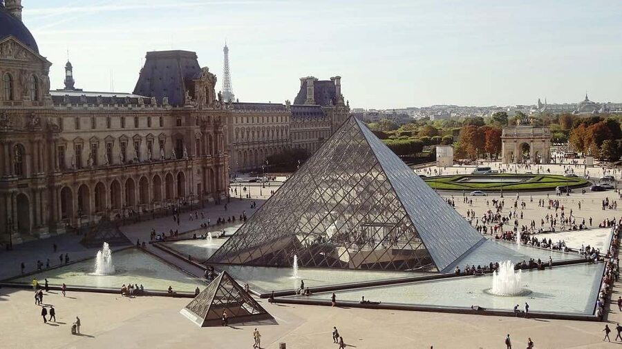 Paris: City Pass – Eiffel, Louvre & 27+ Must-See Sights - A 24-Hour Hop-On Hop-Off Bus for Getting Oriented