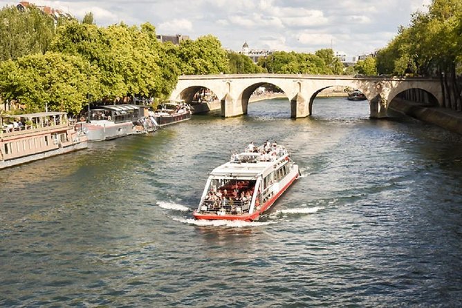 Paris: Cruise on The Canal Saint Martin and The Seine River - Crew and English narration: what to expect from the sound setup