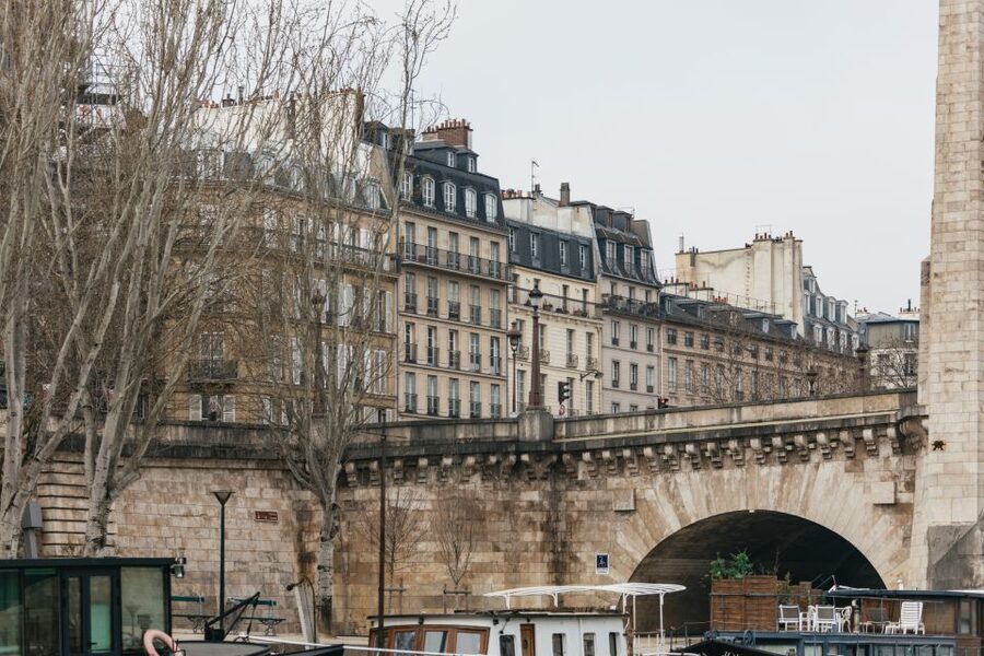 Paris: Cruise on the Saint-Martin Canal and the Seine River - Lighting back up on the Seine: Île Saint-Louis and Île de la Cité