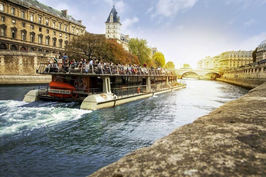 Paris: Day or Sunset Cruise with Drink, Ice Cream or Dessert - Île de la Cité and the Conciergerie Area: The Bridge-Passing Magic