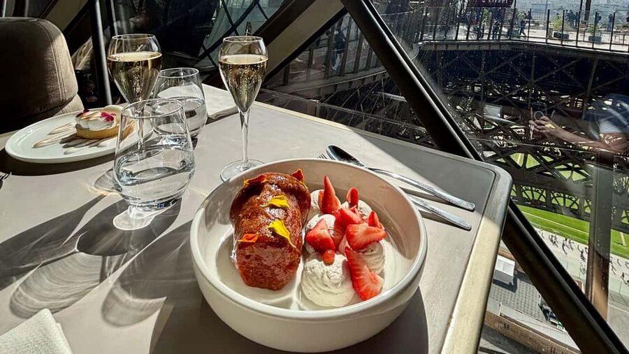 Paris: Eiffel Tower Dining, Gustave Menu at Madame Brasserie - Choosing 6:30 PM vs 9:00 PM: how to pick your night