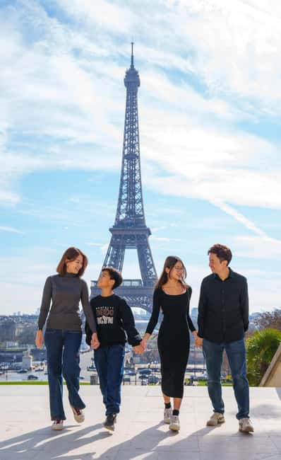 Paris: Eiffel Tower Photoshoot with a Professional - Professionally Retouched High-Resolution Photos, Without the Overdone Look