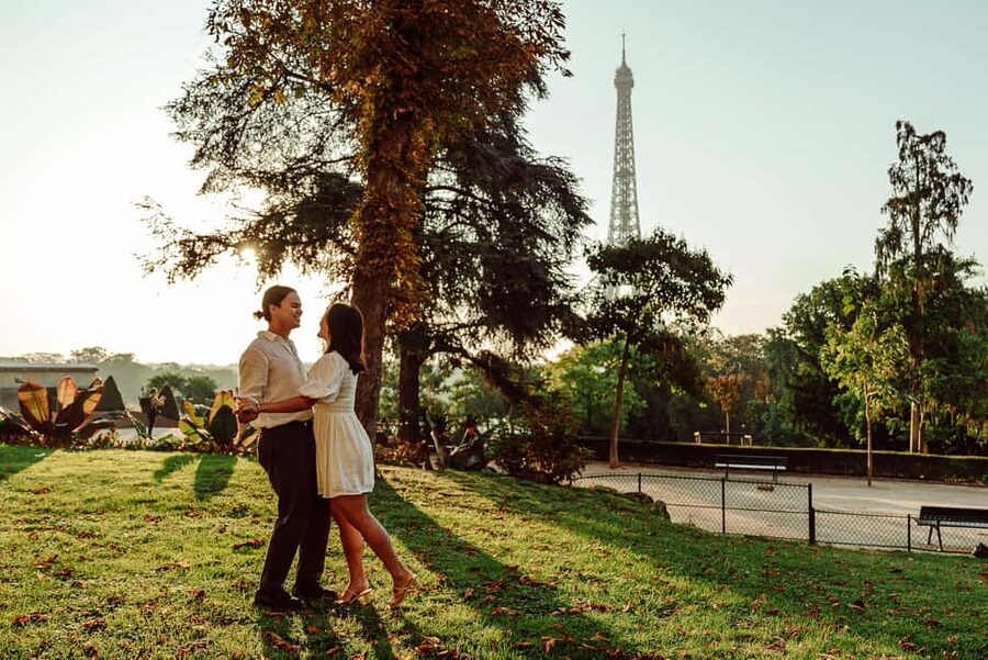 Paris: Eiffel Tower Street Photoshoot - Gallery Choice and High-Resolution Editing You Can Trust