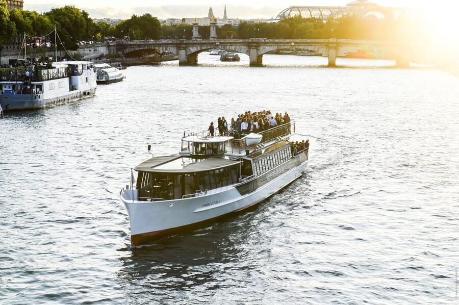 Paris: Evening River Cruise with Music - The Night Route: Eiffel Tower to Notre-Dame, Then Louvre Area Glory