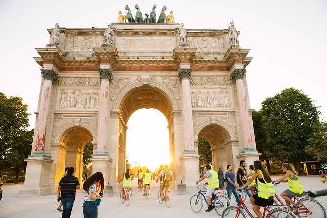 Paris Evening Snapshot Bike Tour - Notre-Dame after dark: flying buttresses and the Seine islands story