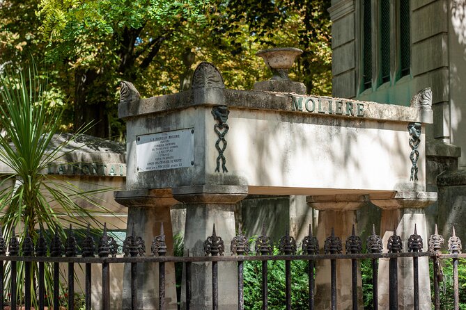 Paris: Famous Graves of Pere Lachaise Cemetery Guided Tour - The guide makes the experience: how strong storytelling turns stones into people