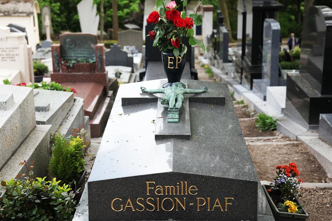 Paris: Famous Graves of Pere Lachaise Cemetery Guided Tour - The one big limitation: you are not seeing everything famous