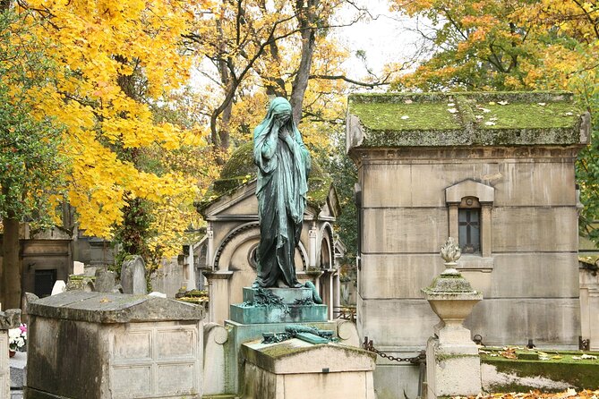 Paris: Famous Graves of Pere Lachaise Cemetery Guided Tour - A heads-up on logistics: meeting point confusion and the rare guide issue