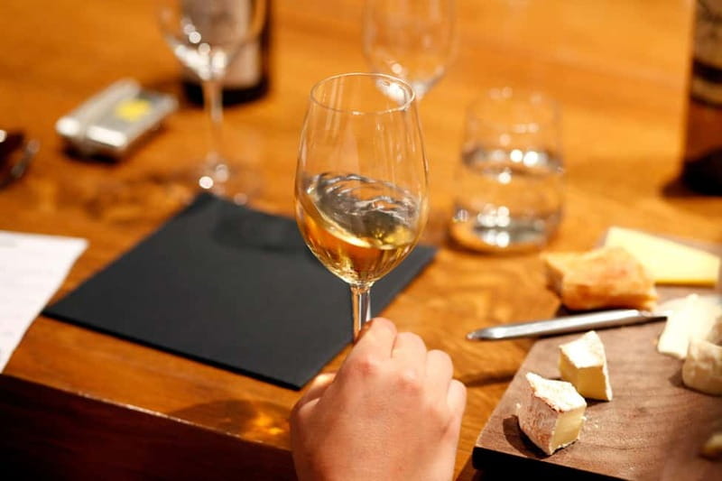 Paris: French Wine Tasting Class with Sommelier - How the sommelier helps you taste with real technique