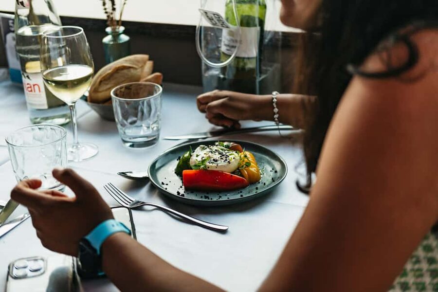 Paris: Gourmet Dinner Cruise on Seine River with Live Music - The 3-course menu: what you’ll likely eat (and what to order smart)