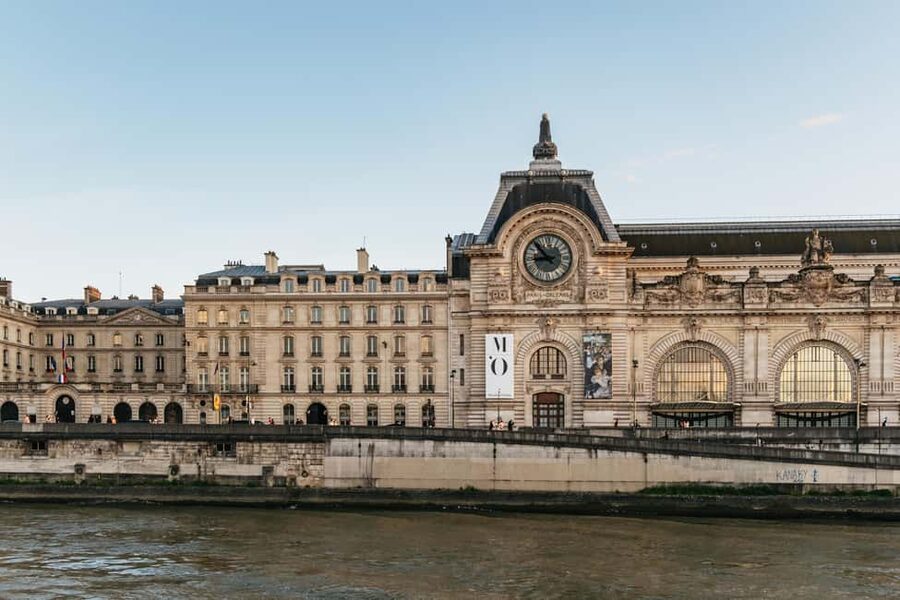 Paris: Gourmet Dinner Cruise on Seine River with Live Music - Live singers, guitarist, and the DJ set: when the party starts