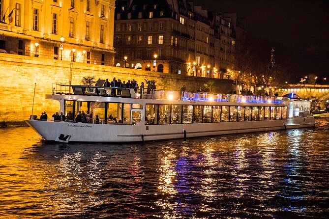 Paris Gourmet Dinner Seine River Cruise with Singer and DJ Set - Place de la Concorde and the Pont Neuf Story Beats
