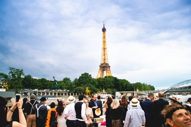 Paris Gourmet Dinner Seine River Cruise with Singer and DJ Set - Île Saint-Louis and Notre-Dame: The Classic Start of the Seine Loop