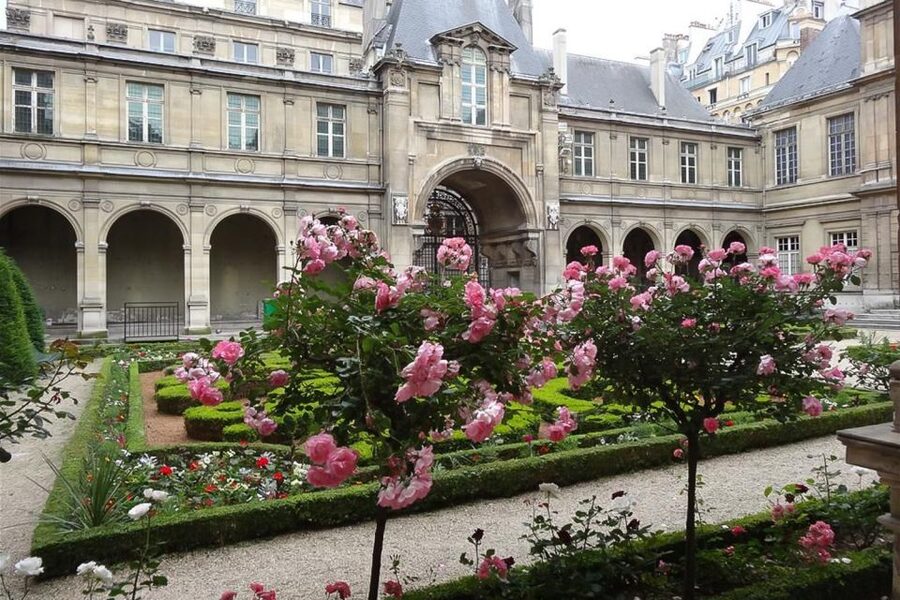 Paris: Guided tour of Marais in German - Musée Carnavalet: why it’s worth a guided stop, even if you do not go inside
