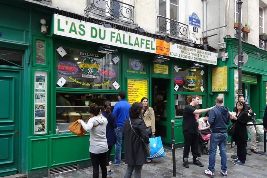 Paris: Guided tour of Marais in German - City palaces and the Marais’s “old-to-old” storyline