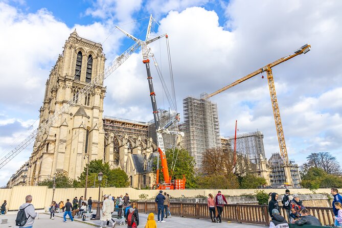 Paris Guided Tour with Notre Dame Cathedral or Ste Chapelle Entry - Pont Neuf, the island heart, and a walk you can actually follow