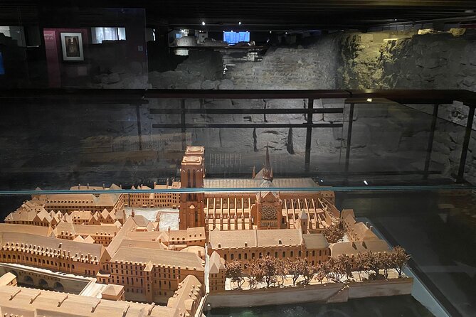 Paris: Île de la Cité and Notre-Dame Walking Tour With Crypt - Archeological Crypt of Île de la Cité: The Underground Payoff