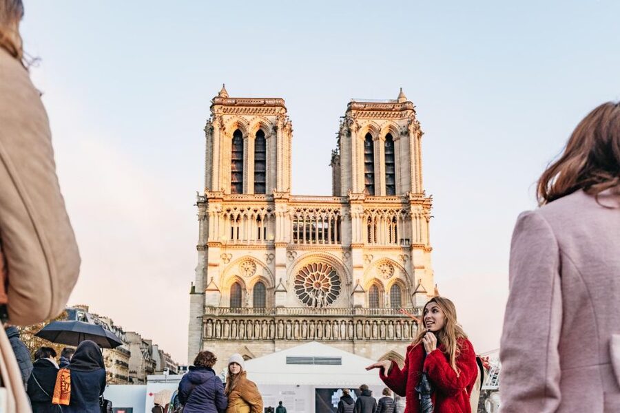 Paris: Ile de la Cité Walking Tour with Sainte-Chapelle - How the guide and headsets change the whole experience