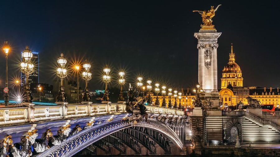 Paris: Illuminated Evening River Cruise & Waffle Tasting - The Boat Setup: Glass Below, Open Air Above