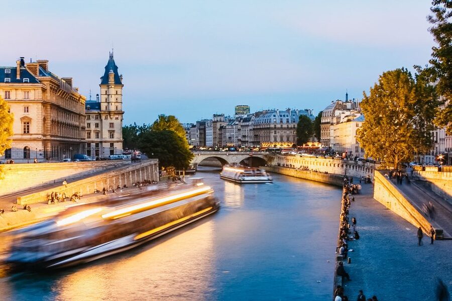 Paris: Illuminated Evening River Cruise & Waffle Tasting - Getting There: Eiffel Tower Area, Pontoon 03